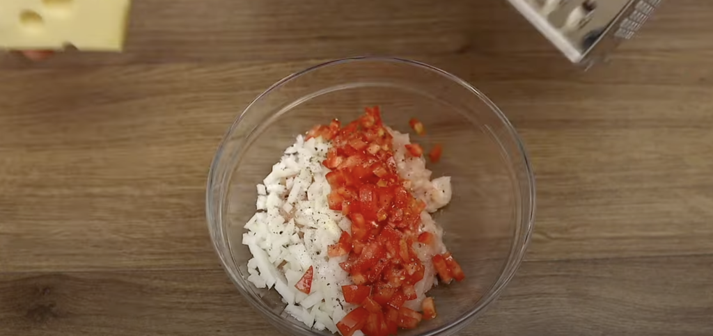 Zapečené papriky plněné kuřecím masem, rajčaty, sýrem a zakysanou smetanou