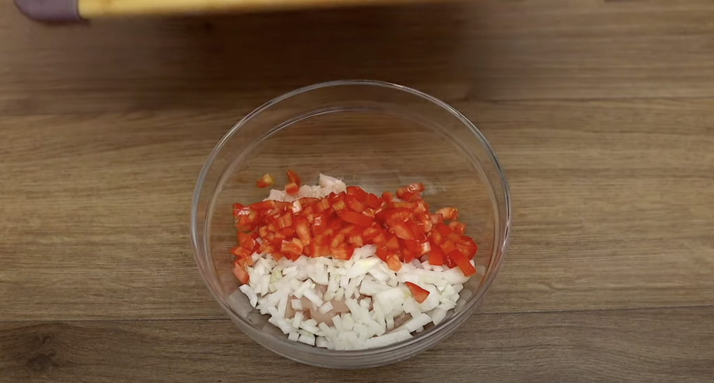 Zapečené papriky plněné kuřecím masem, rajčaty, sýrem a zakysanou smetanou