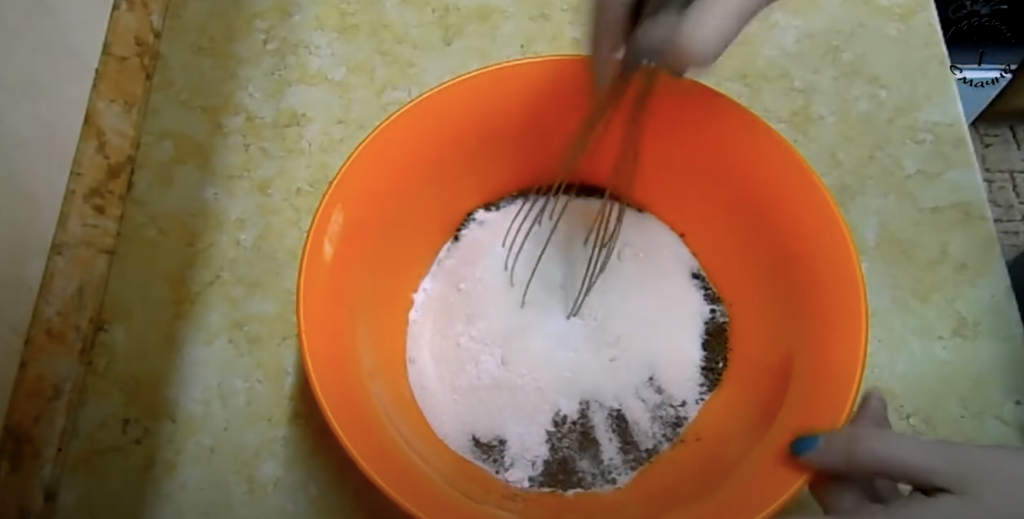 Nadýchaný kakaový koláč s jemným pomerančovým krémem - ideální volba ke kávě