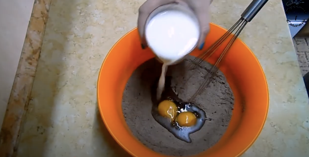 Nadýchaný kakaový koláč s jemným pomerančovým krémem - ideální volba ke kávě