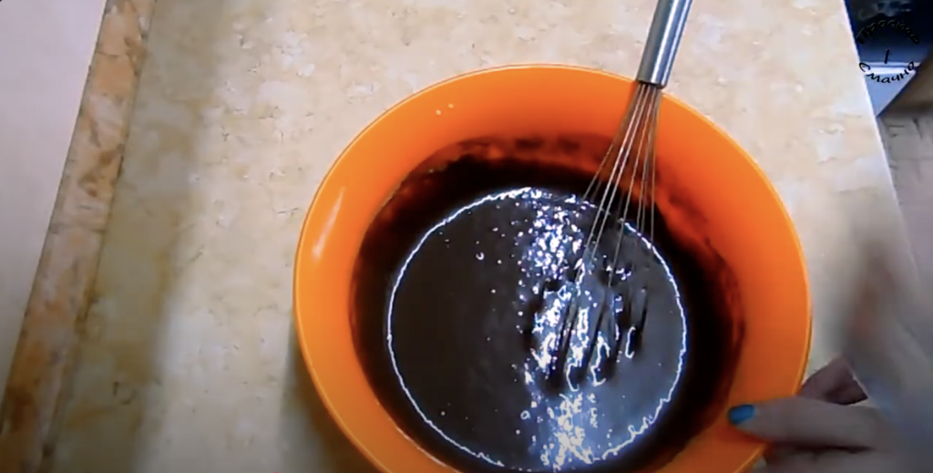 Nadýchaný kakaový koláč s jemným pomerančovým krémem - ideální volba ke kávě