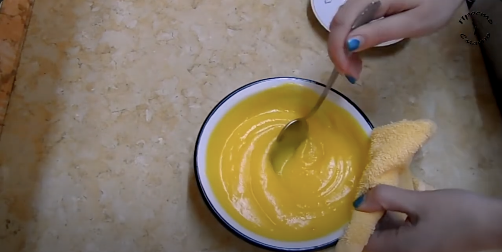 Nadýchaný kakaový koláč s jemným pomerančovým krémem - ideální volba ke kávě