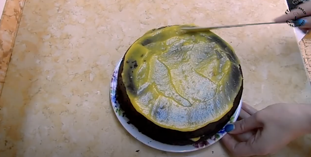 Nadýchaný kakaový koláč s jemným pomerančovým krémem - ideální volba ke kávě