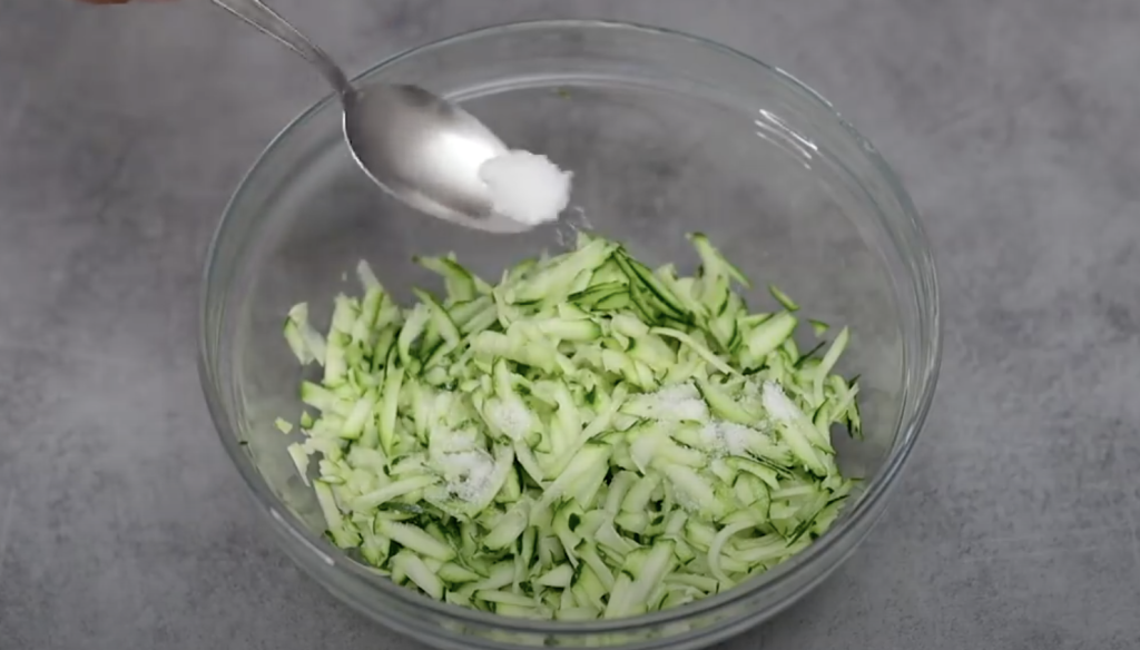 Domácí cuketové pesto s česnekem, bazalkou, piniovými oříšky a parmazánem - lehká, svěží a krémová pomazánka či omáčka