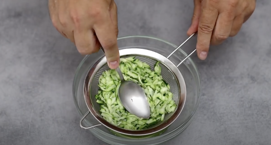 Domácí cuketové pesto s česnekem, bazalkou, piniovými oříšky a parmazánem - lehká, svěží a krémová pomazánka či omáčka