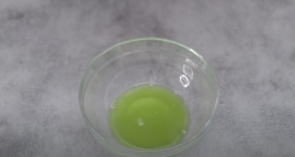 Domácí cuketové pesto s česnekem, bazalkou, piniovými oříšky a parmazánem - lehká, svěží a krémová pomazánka či omáčka