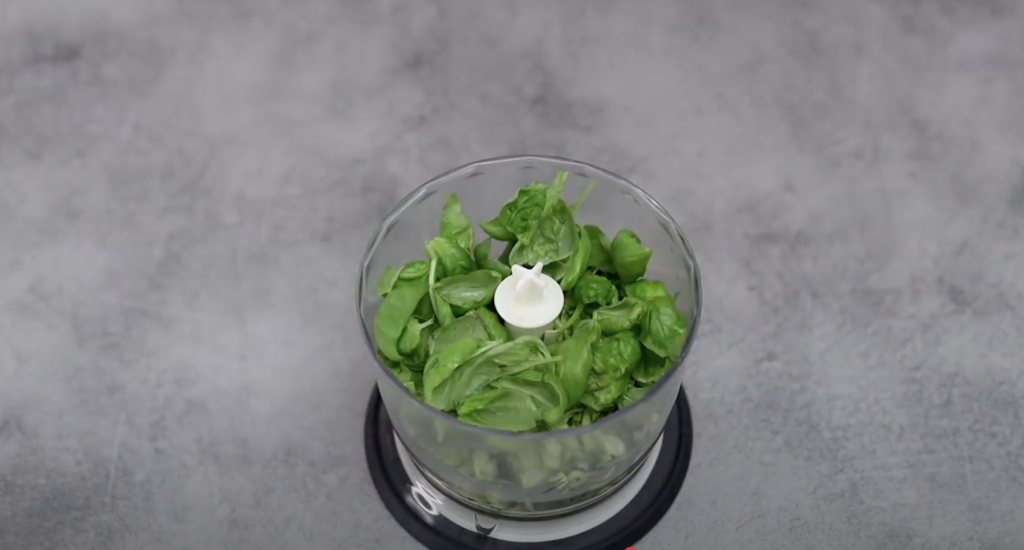 Domácí cuketové pesto s česnekem, bazalkou, piniovými oříšky a parmazánem - lehká, svěží a krémová pomazánka či omáčka