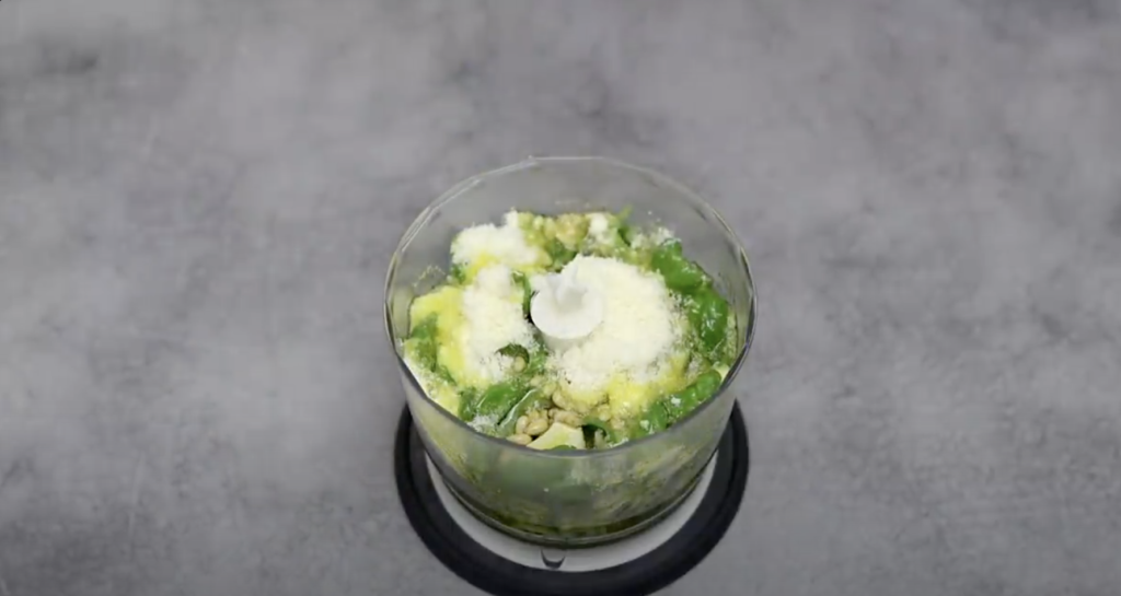 Domácí cuketové pesto s česnekem, bazalkou, piniovými oříšky a parmazánem - lehká, svěží a krémová pomazánka či omáčka