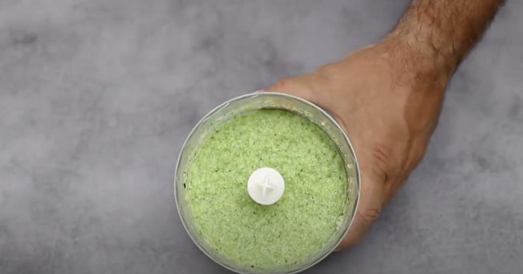 Domácí cuketové pesto s česnekem, bazalkou, piniovými oříšky a parmazánem - lehká, svěží a krémová pomazánka či omáčka