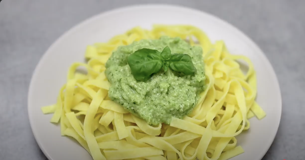 Domácí cuketové pesto s česnekem, bazalkou, piniovými oříšky a parmazánem - lehká, svěží a krémová pomazánka či omáčka