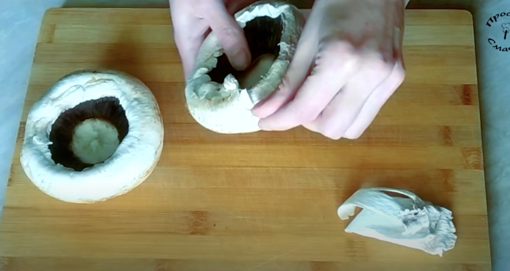 Plněné houbové kloboučky se sýrem, rajčaty a česnekem