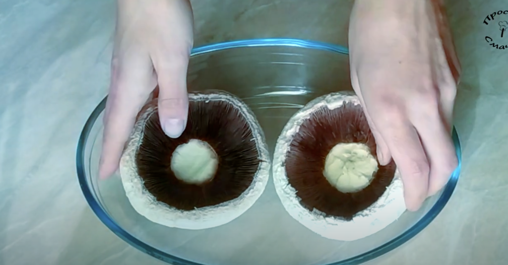 Plněné houbové kloboučky se sýrem, rajčaty a česnekem