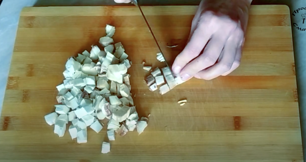 Plněné houbové kloboučky se sýrem, rajčaty a česnekem