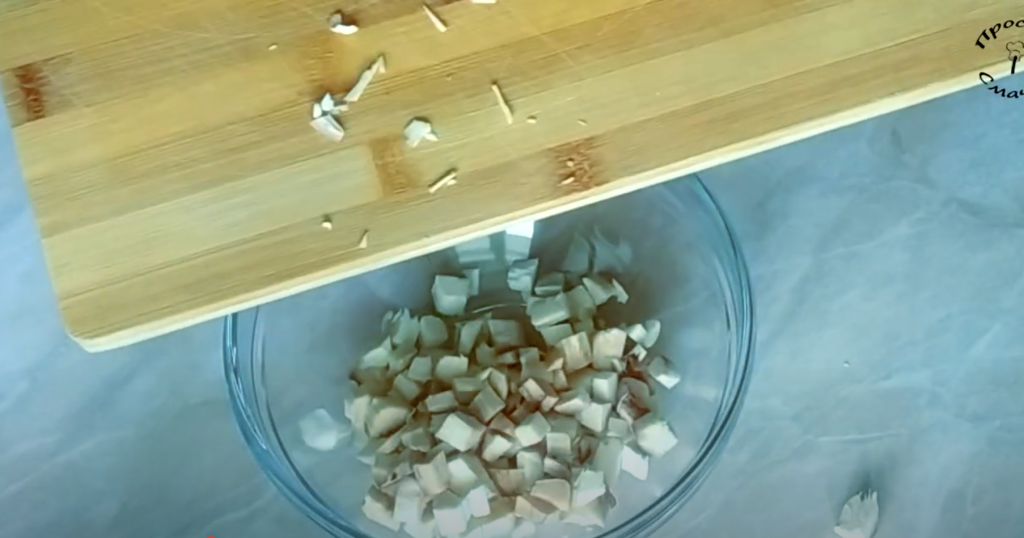 Plněné houbové kloboučky se sýrem, rajčaty a česnekem