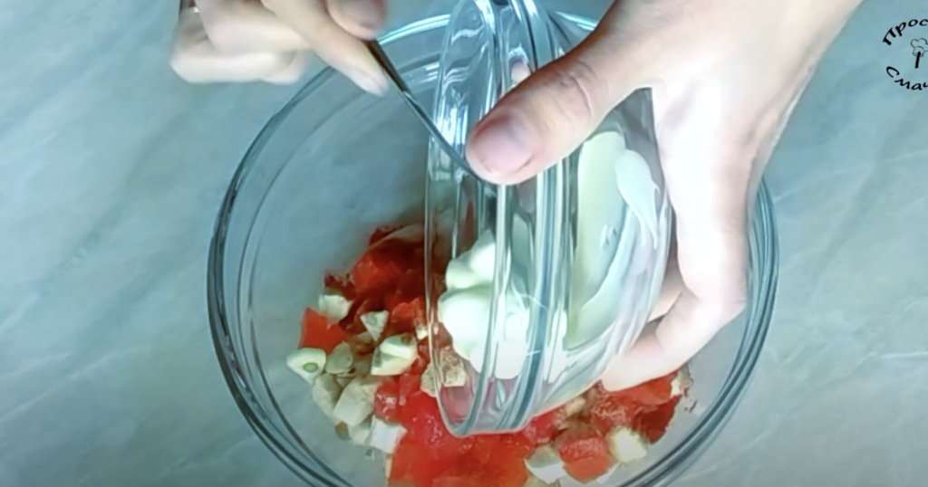 Plněné houbové kloboučky se sýrem, rajčaty a česnekem