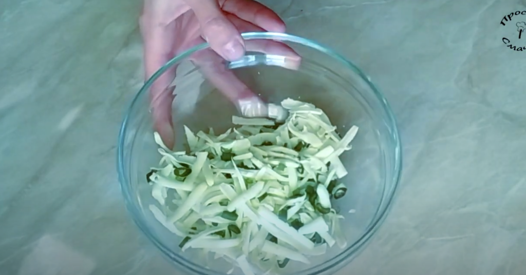 Plněné houbové kloboučky se sýrem, rajčaty a česnekem