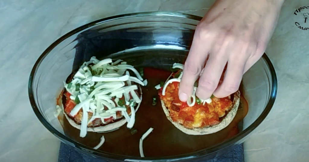 Plněné houbové kloboučky se sýrem, rajčaty a česnekem