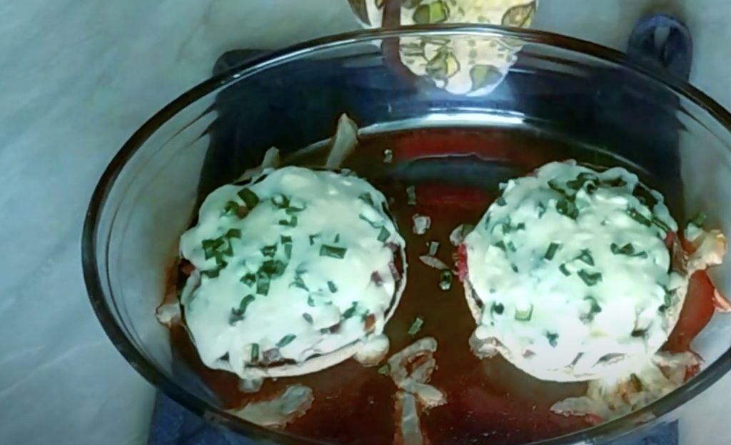 Plněné houbové kloboučky se sýrem, rajčaty a česnekem