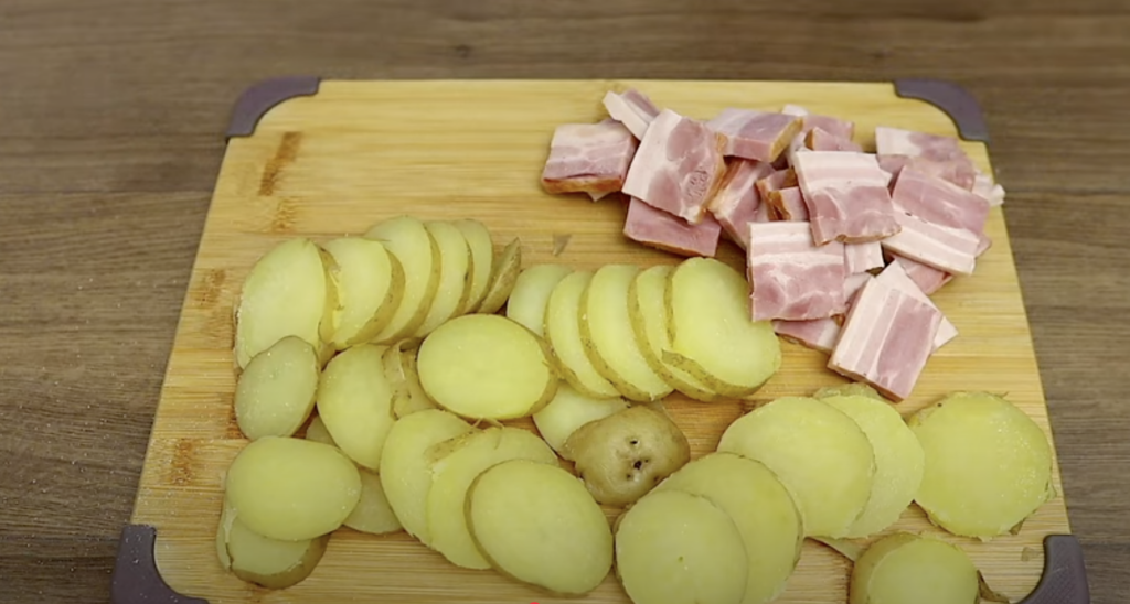 Křupavé bramborové špízy se slaninou – křupavá pochoutka z trouby na špejli