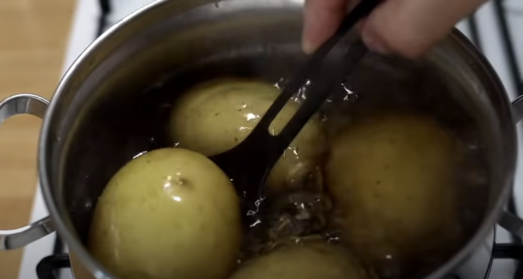 Zapečené brambory se sýrem, česnekovým máslem a petrželkou - rychlý a jednoduchý recept
