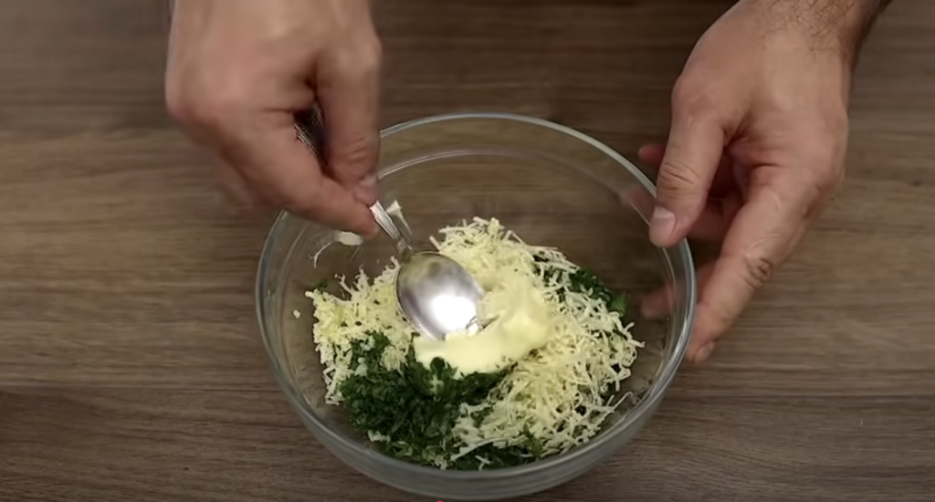 Zapečené brambory se sýrem, česnekovým máslem a petrželkou - rychlý a jednoduchý recept