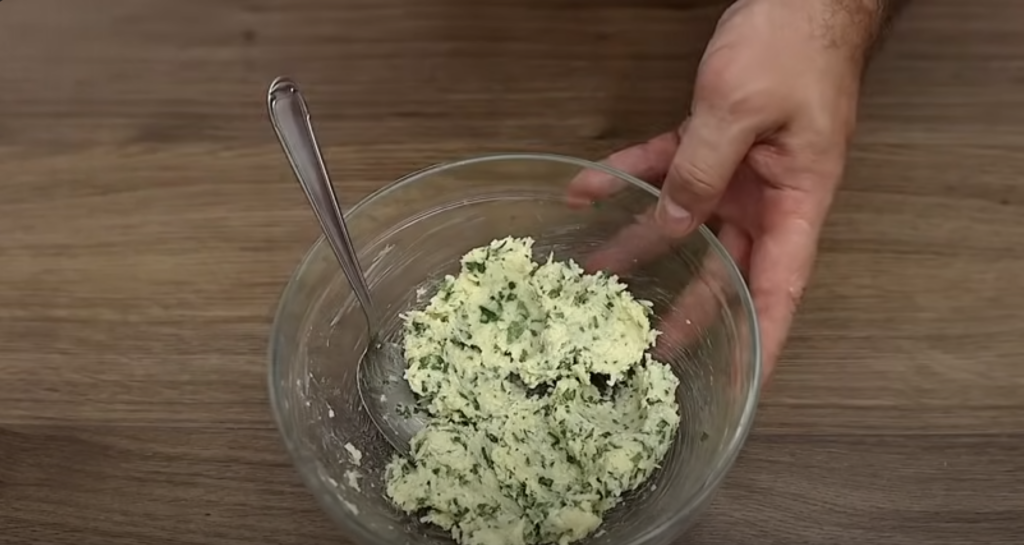 Zapečené brambory se sýrem, česnekovým máslem a petrželkou - rychlý a jednoduchý recept