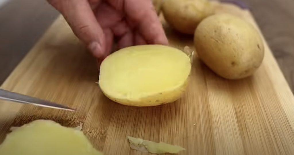 Zapečené brambory se sýrem, česnekovým máslem a petrželkou - rychlý a jednoduchý recept