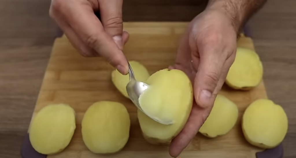Zapečené brambory se sýrem, česnekovým máslem a petrželkou - rychlý a jednoduchý recept