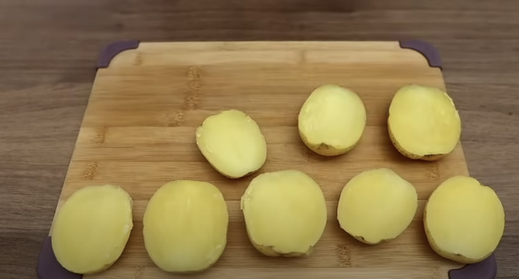 Zapečené brambory se sýrem, česnekovým máslem a petrželkou - rychlý a jednoduchý recept