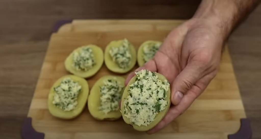 Zapečené brambory se sýrem, česnekovým máslem a petrželkou - rychlý a jednoduchý recept