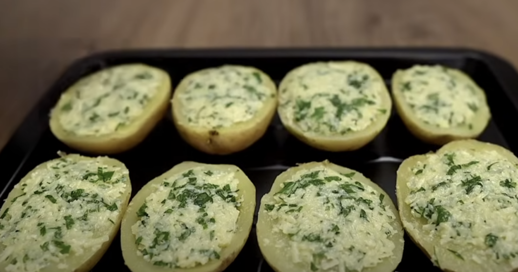 Zapečené brambory se sýrem, česnekovým máslem a petrželkou - rychlý a jednoduchý recept