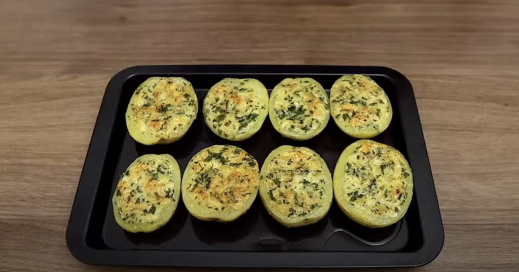 Zapečené brambory se sýrem, česnekovým máslem a petrželkou - rychlý a jednoduchý recept
