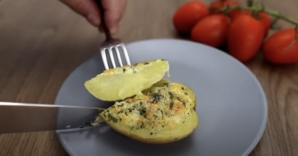 Zapečené brambory se sýrem, česnekovým máslem a petrželkou - rychlý a jednoduchý recept