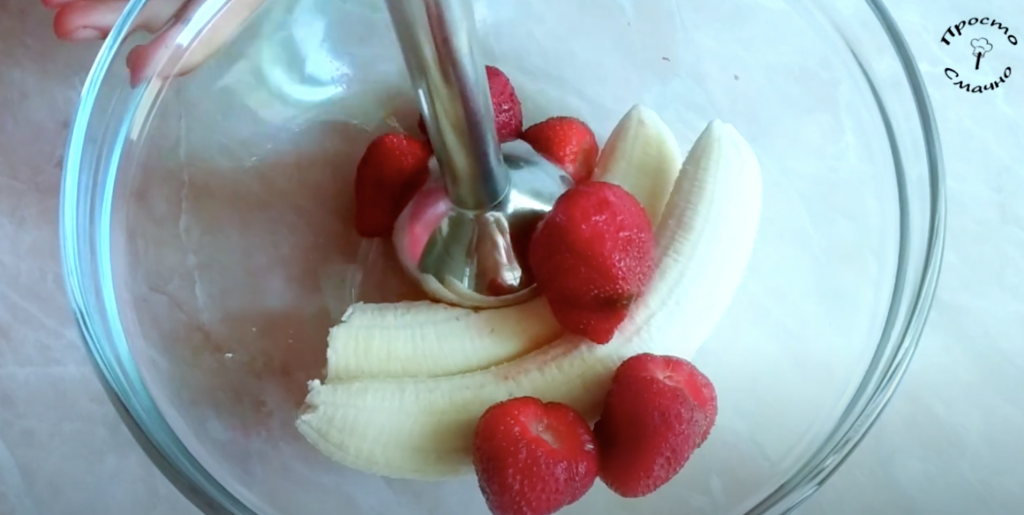 Domácí banánovo-jahodové nanuky se smetanou – zdravá zmrzlina bez cukru pro děti i dospělé