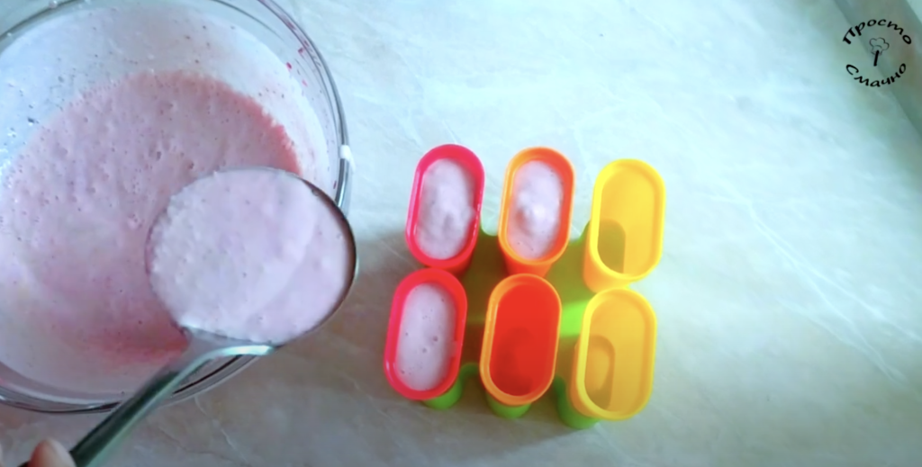 Domácí banánovo-jahodové nanuky se smetanou – zdravá zmrzlina bez cukru pro děti i dospělé