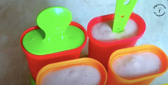 Domácí banánovo-jahodové nanuky se smetanou – zdravá zmrzlina bez cukru pro děti i dospělé