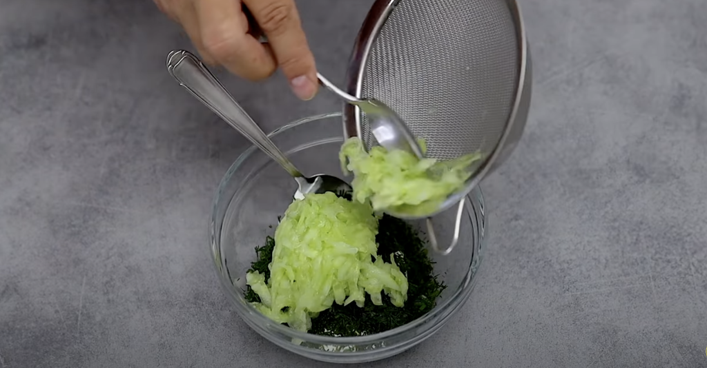 Domácí okurkový dip s řeckým jogurtem, česnekem a koprem - osvěžující omáčka inspirovaná řeckým tzatziki