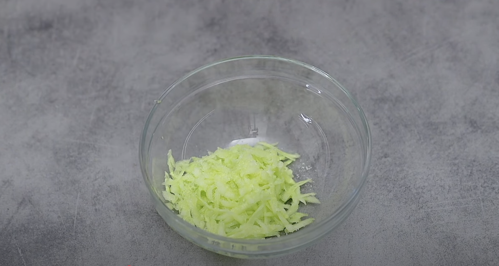 Domácí okurkový dip s řeckým jogurtem, česnekem a koprem - osvěžující omáčka inspirovaná řeckým tzatziki