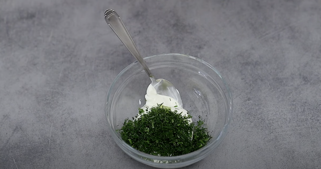 Domácí okurkový dip s řeckým jogurtem, česnekem a koprem - osvěžující omáčka inspirovaná řeckým tzatziki