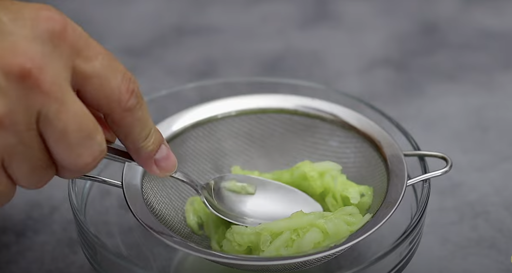 Domácí okurkový dip s řeckým jogurtem, česnekem a koprem - osvěžující omáčka inspirovaná řeckým tzatziki