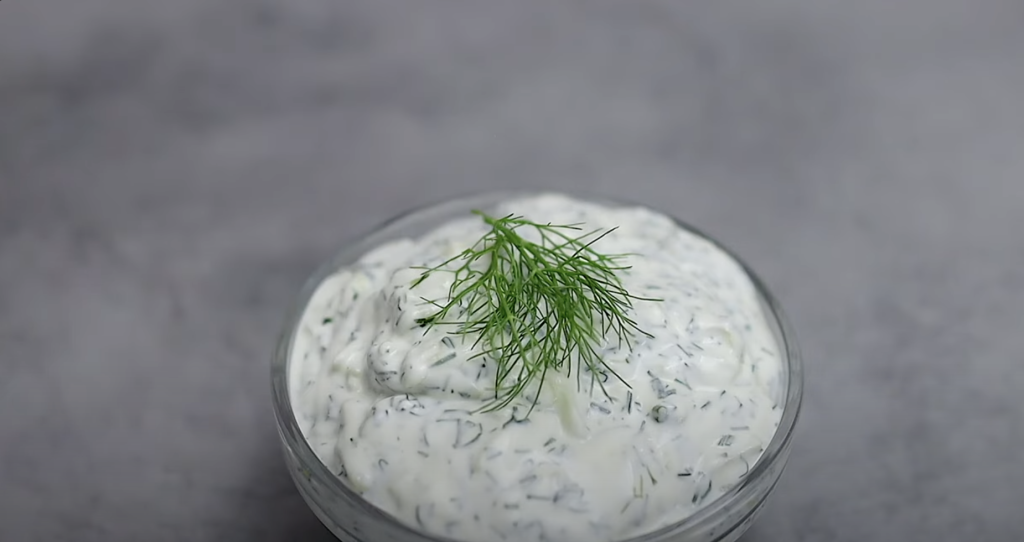 Domácí okurkový dip s řeckým jogurtem, česnekem a koprem - osvěžující omáčka inspirovaná řeckým tzatziki