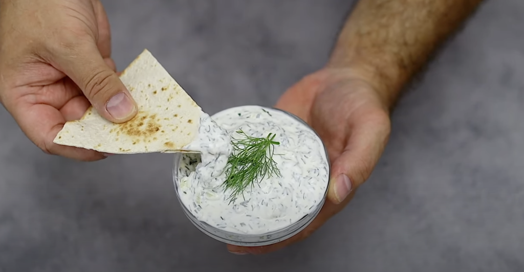 Domácí okurkový dip s řeckým jogurtem, česnekem a koprem - osvěžující omáčka inspirovaná řeckým tzatziki