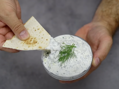 Domácí dip s řeckým jogurtem, česnekem a koprem - osvěžující omáčka inspirovaná řeckým tzatziki
