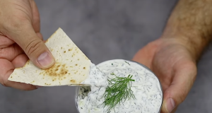 Domácí okurkový jogurtový dip s česnekem a koprem inspirovaný řeckým tzatziki Domácí dip s řeckým jogurtem, česnekem a koprem - osvěžující omáčka inspirovaná řeckým tzatziki