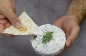 Domácí dip s řeckým jogurtem, česnekem a koprem - osvěžující omáčka inspirovaná řeckým tzatziki
