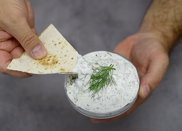 Domácí dip s řeckým jogurtem, česnekem a koprem - osvěžující omáčka inspirovaná řeckým tzatziki