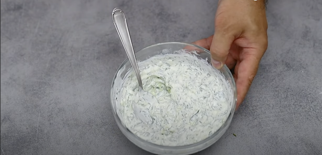 Domácí okurkový dip s řeckým jogurtem, česnekem a koprem - osvěžující omáčka inspirovaná řeckým tzatziki