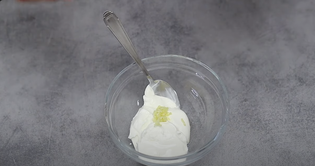 Domácí okurkový dip s řeckým jogurtem, česnekem a koprem - osvěžující omáčka inspirovaná řeckým tzatziki