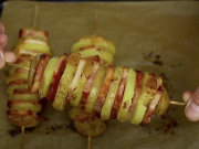 Pečené bramborové špízy se slaninou – jednoduchý recept z trouby