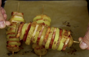 Pečené bramborové špízy se slaninou – jednoduchý recept z trouby